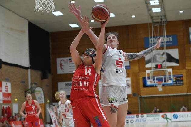 Basketball Damen 1. Bundesliga Halbfinale 2. Spiel GiroLive Panthers Osnabrück - Herner TC am 16.04.2021 in der OSC-Halle in Osnabrück Sofia Pelander ( Herne ), vorne - Samantha Führing ( Osnabrück ), hinten