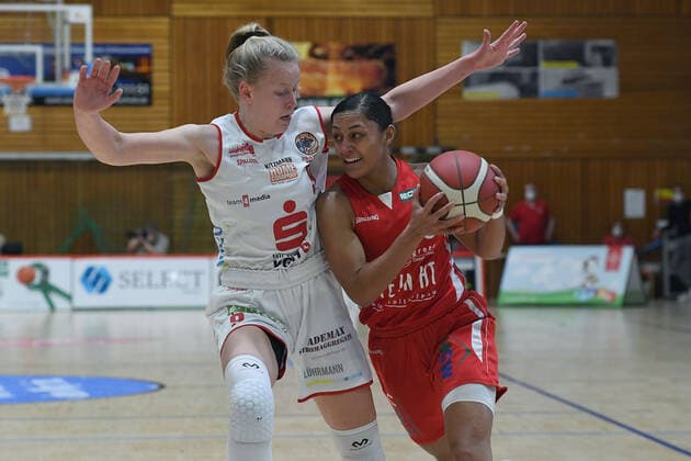 Basketball Damen 1. Bundesliga Halbfinale 2. Spiel GiroLive Panthers Osnabrück - Herner TC am 16.04.2021 in der OSC-Halle in Osnabrück Emma Eichmeyer ( Osnabrück ), links - Loryn Goodwin ( Herne ), rechts