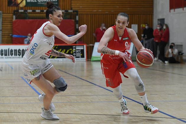 Sport Bilder des Tages Basketball Damen 1. Bundesliga Halbfinale 2. Spiel GiroLive Panthers Osnabrück - Herner TC am 16.04.2021 in der OSC-Halle in Osnabrück Milica Milosev ( Osnabrück ), links - Kristina Topuzovic ( Herne ), rechts