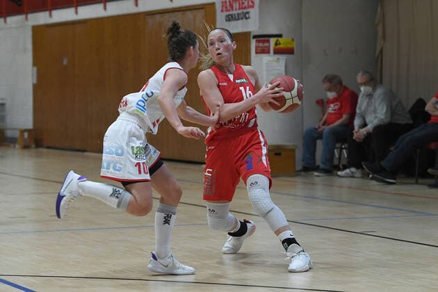 Basketball Damen 1. Bundesliga Halbfinale 2. Spiel GiroLive Panthers Osnabrück - Herner TC am 16.04.2021 in der OSC-Halle in Osnabrück Jenny Strozyk ( Osnabrück ), links - Chloe Bully ( Herne ), rechts