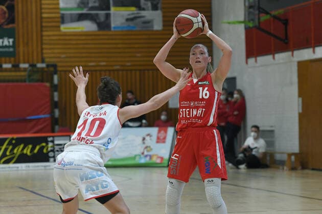 Basketball Damen 1. Bundesliga Halbfinale 2. Spiel GiroLive Panthers Osnabrück - Herner TC am 16.04.2021 in der OSC-Halle in Osnabrück Jenny Strozyk ( Osnabrück ), vorne - Chloe Bully ( Herne ), hinten