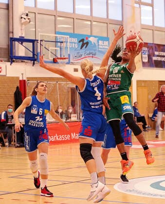 16.04.2021, xovx, Basketball Damen Bundesliga - Playoffs Halbfinale Spiel 2, BC pharmaserv Marburg - Rutronik Stars Keltern v.l. Theresa Simon (BC Pharmaserv Marburg), Marie Bertholdt (BC Pharmaserv Marburg), Jasmine Thomas (Rutronik Stars Keltern) Marburg Sporthalle Georg Gaßmann Stadion Hessen Deutschland (DE)