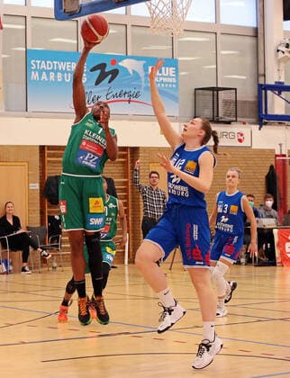 16.04.2021, xovx, Basketball Damen Bundesliga - Playoffs Halbfinale Spiel 2, BC pharmaserv Marburg - Rutronik Stars Keltern v.l. Krystal Vaughn (Rutronik Stars Keltern), Johanna Klug (BC Pharmaserv Marburg), Alexandra Wilke (BC Pharmaserv Marburg) Marburg Sporthalle Georg Gaßmann Stadion Hessen Deutschland (DE)