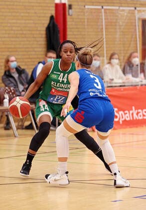 16.04.2021, xovx, Basketball Damen Bundesliga - Playoffs Halbfinale Spiel 2, BC pharmaserv Marburg - Rutronik Stars Keltern v.l. Emmanuella Mayombo (Rutronik Stars Keltern), Alexandra Wilke (BC Pharmaserv Marburg) Marburg Sporthalle Georg Gaßmann Stadion Hessen Deutschland (DE)
