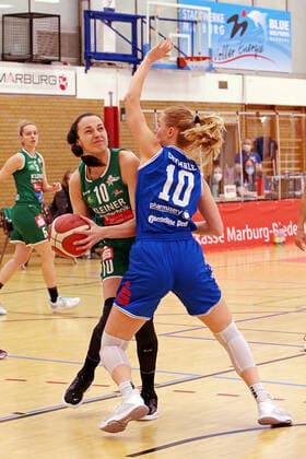 16.04.2021, xovx, Basketball Damen Bundesliga - Playoffs Halbfinale Spiel 2, BC pharmaserv Marburg - Rutronik Stars Keltern v.l. Andrijana Cvitkovic (Rutronik Stars Keltern), Hanna Crymble (BC Pharmaserv Marburg). Marburg Sporthalle Georg Gaßmann Stadion Hessen Deutschland (DE)