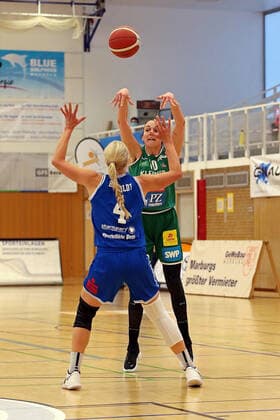 16.04.2021, xovx, Basketball Damen Bundesliga - Playoffs Halbfinale Spiel 2, BC pharmaserv Marburg - Rutronik Stars Keltern v.l. Marie Bertholdt (BC Pharmaserv Marburg), Andrijana Cvitkovic (Rutronik Stars Keltern) Marburg Sporthalle Georg Gaßmann Stadion Hessen Deutschland (DE)