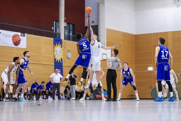 2. Basketball Bundesliga ProB ART Giants Düsseldorf gegen VfL SparkassenStars Bochum, 16.04.2021 Sprungball; 2. Basketball Bundesliga ProB ART Giants Düsseldorf gegen VfL SparkassenStars Bochum am 16.04.2021, Duesseldorf. Copyright: xBEAUTIFULxSPORTS KennyxBeelex