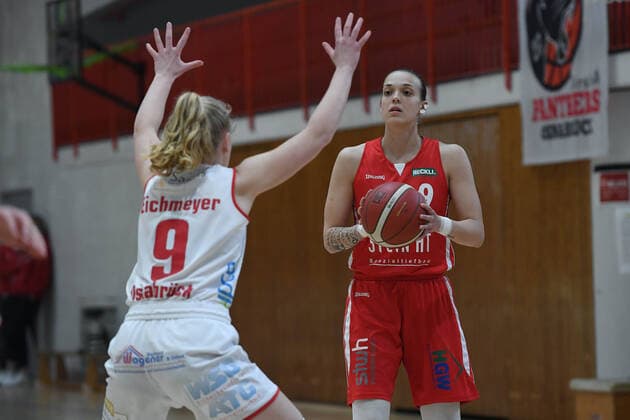 Basketball Damen 1. Bundesliga Halbfinale 2. Spiel GiroLive Panthers Osnabrück - Herner TC am 16.04.2021 in der OSC-Halle in Osnabrück Emma Eichmeyer ( Osnabrück ), vorne - Kristina Topuzovic ( Herne ), hinten