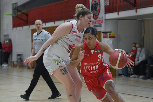 Basketball Damen 1. Bundesliga Halbfinale 2. Spiel GiroLive Panthers Osnabrück - Herner TC am 16.04.2021 in der OSC-Halle in Osnabrück Loryn Goodwin ( Herne ), vorne - Samantha Führing ( Osnabrück ), hinten