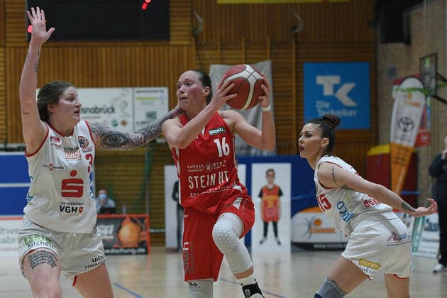 Basketball Damen 1. Bundesliga Halbfinale 2. Spiel GiroLive Panthers Osnabrück - Herner TC am 16.04.2021 in der OSC-Halle in Osnabrück Samantha Führing ( Osnabrück ), links - Chloe Bully ( Herne ), mitte - Milica Milosev ( Osnabrück ), rechts