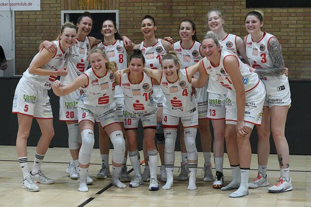 Basketball Damen 1. Bundesliga Halbfinale 2. Spiel GiroLive Panthers Osnabrück - Herner TC am 16.04.2021 in der OSC-Halle in Osnabrück GiroLive Panthers Osnabrück feiern den Einzug ins Finale