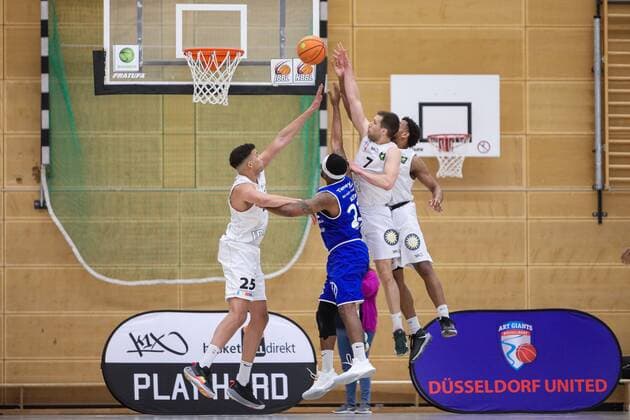 2. Basketball Bundesliga ProB ART Giants Düsseldorf gegen VfL SparkassenStars Bochum, 16.04.2021 Szene unterm Korb Ben Uzoma ( 25 ART Giants Duesseldorf), Elijah Allen ( 21 VfL SparkassenStars Bochum), Andrius Mikutis ( 7 ART Giants Duesseldorf); 2. Basketball Bundesliga ProB ART Giants Düsseldorf gegen VfL SparkassenStars Bochum am 16.04.2021, Duesseldorf. Copyright: xBEAUTIFULxSPORTS KennyxBeelex