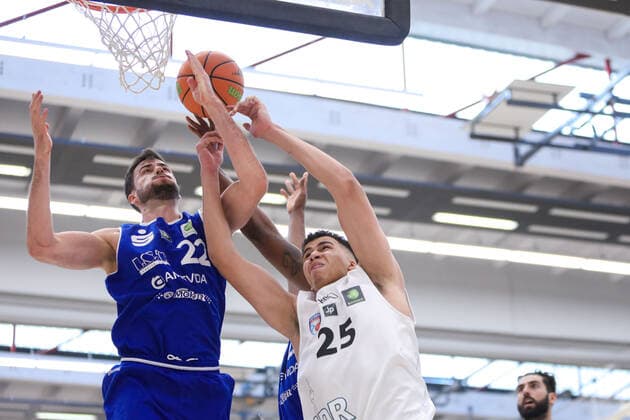 2. Basketball Bundesliga ProB ART Giants Düsseldorf gegen VfL SparkassenStars Bochum, 16.04.2021 Johannes Joos ( 22 VfL SparkassenStars Bochum), Ben Uzoma ( 25 ART Giants Duesseldorf); 2. Basketball Bundesliga ProB ART Giants Düsseldorf gegen VfL SparkassenStars Bochum am 16.04.2021, Duesseldorf. Copyright: xBEAUTIFULxSPORTS KennyxBeelex