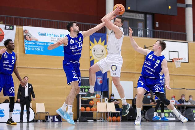 2. Basketball Bundesliga ProB ART Giants Düsseldorf gegen VfL SparkassenStars Bochum, 16.04.2021 Andrius Mikutis ( 7 ART Giants Duesseldorf), Elijah Allen ( 21 VfL SparkassenStars Bochum), Lars Kamp ( 7 VfL SparkassenStars Bochum); 2. Basketball Bundesliga ProB ART Giants Düsseldorf gegen VfL SparkassenStars Bochum am 16.04.2021, Duesseldorf. Copyright: xBEAUTIFULxSPORTS KennyxBeelex