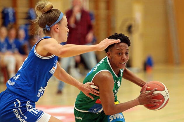 16.04.2021, xovx, Basketball Damen Bundesliga - Playoffs Halbfinale Spiel 2, BC pharmaserv Marburg - Rutronik Stars Keltern v.l. Alexandra Wilke (BC Pharmaserv Marburg), Tayler Mingo (Rutronik Stars Keltern) Marburg Sporthalle Georg Gaßmann Stadion Hessen Deutschland (DE)