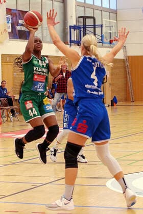 16.04.2021, xovx, Basketball Damen Bundesliga - Playoffs Halbfinale Spiel 2, BC pharmaserv Marburg - Rutronik Stars Keltern v.l. Emmanuella Mayombo (Rutronik Stars Keltern), Rachel Arthur (BC Pharmaserv Marburg), Marie Bertholdt (BC Pharmaserv Marburg) Marburg Sporthalle Georg Gaßmann Stadion Hessen Deutschland (DE)