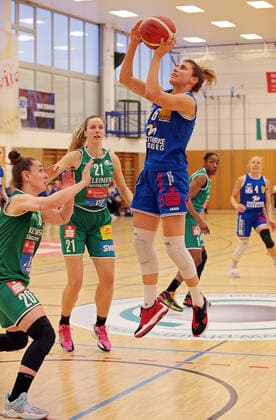16.04.2021, xovx, Basketball Damen Bundesliga - Playoffs Halbfinale Spiel 2, BC pharmaserv Marburg - Rutronik Stars Keltern v.l. Sanja Mandic (Rutronik Stars Keltern), Alexandria Kiss-Rusk (Rutronik Stars Keltern), Theresa Simon (BC Pharmaserv Marburg) Marburg Sporthalle Georg Gaßmann Stadion Hessen Deutschland (DE)