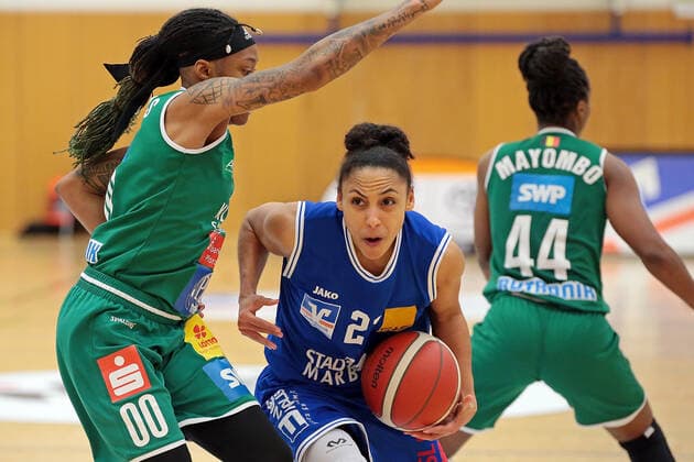 Sport Bilder des Tages 16.04.2021, xovx, Basketball Damen Bundesliga - Playoffs Halbfinale Spiel 2, BC pharmaserv Marburg - Rutronik Stars Keltern v.l. Jasmine Thomas (Rutronik Stars Keltern), Rachel Arthur (BC Pharmaserv Marburg), Emmanuella Mayombo (Rutronik Stars Keltern) Marburg Sporthalle Georg Gaßmann Stadion Hessen Deutschland (DE)