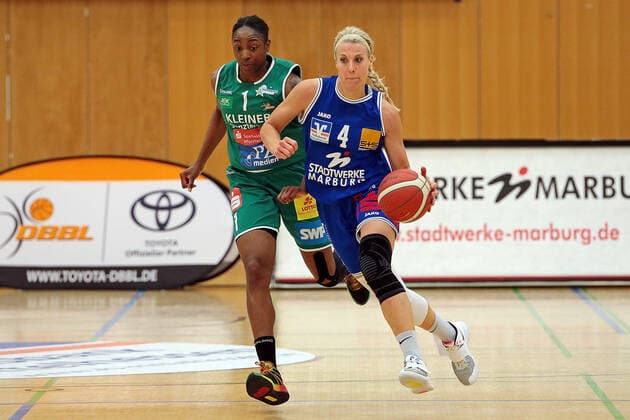 16.04.2021, xovx, Basketball Damen Bundesliga - Playoffs Halbfinale Spiel 2, BC pharmaserv Marburg - Rutronik Stars Keltern v.l. Krystal Vaughn (Rutronik Stars Keltern), Marie Bertholdt (BC Pharmaserv Marburg) Marburg Sporthalle Georg Gaßmann Stadion Hessen Deutschland (DE)