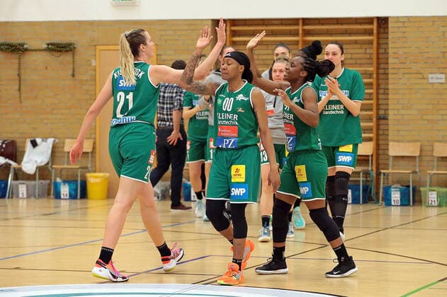 16.04.2021, xovx, Basketball Damen Bundesliga - Playoffs Halbfinale Spiel 2, BC pharmaserv Marburg - Rutronik Stars Keltern v.l. Alexandria Kiss-Rusk (Rutronik Stars Keltern), Jasmine Thomas (Rutronik Stars Keltern) und Emmanuella Mayombo (Rutronik Stars Keltern) bejubeln den 71:63 Sieg in Marburg und den Einzug in das Playoff-Finale Marburg Sporthalle Georg Gaßmann Stadion Hessen Deutschland (DE)