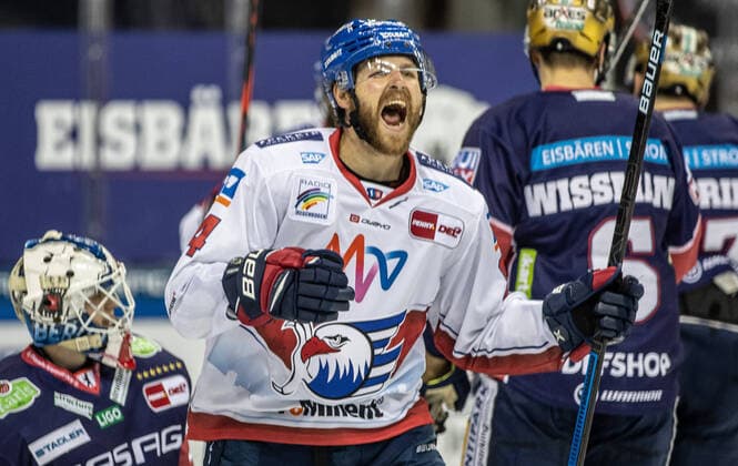Bilder des Jahres 2021, Sport 04 April Sport Themen der Woche KW15 16.04.2021, Berlin, Eishockey, Penny DEL, Spieltag 41, Mercedes-Benz Arena, Eisbaeren Berlin gegen Adler Mannheim. Andrew Desjardins von Adler Mannheim jubelt nach dem Sieg. Eisbaeren Berlin - Adler Mannheim *** 16 04 2021, Berlin, ice hockey, Penny DEL, matchday 41, Mercedes Benz Arena, Eisbaeren Berlin vs Adler Mannheim Andrew Desjardins of Adler Mannheim cheers after the win Eisbaeren Berlin Adler Mannheim