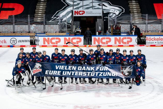 Bilder des Jahres 2021, Sport 04 April Sport Themen der Woche KW15 16.04.2021 - Eishockey - Saison 2020 2021 - DEL - Nürnberg Ice Tigers Icetigers - Kölner Haie - ThHa - Teamfoto Vielen Dank für Eure Unterstützung Banner *** 16 04 2021 Ice Hockey Season 2020 2021 DEL Nürnberg Ice Tigers Icetigers Kölner Haie ThHa Team Photo Thank you for your support Banner