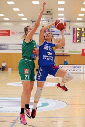 16.04.2021, xovx, Basketball Damen Bundesliga - Playoffs Halbfinale Spiel 2, BC pharmaserv Marburg - Rutronik Stars Keltern v.l. Alexandria Kiss-Rusk (Rutronik Stars Keltern), Theresa Simon (BC Pharmaserv Marburg) Marburg Sporthalle Georg Gaßmann Stadion Hessen Deutschland (DE)