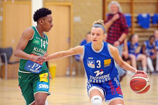 16.04.2021, xovx, Basketball Damen Bundesliga - Playoffs Halbfinale Spiel 2, BC pharmaserv Marburg - Rutronik Stars Keltern v.l. Tayler Mingo (Rutronik Stars Keltern), Alexandra Wilke (BC Pharmaserv Marburg) Marburg Sporthalle Georg Gaßmann Stadion Hessen Deutschland (DE)