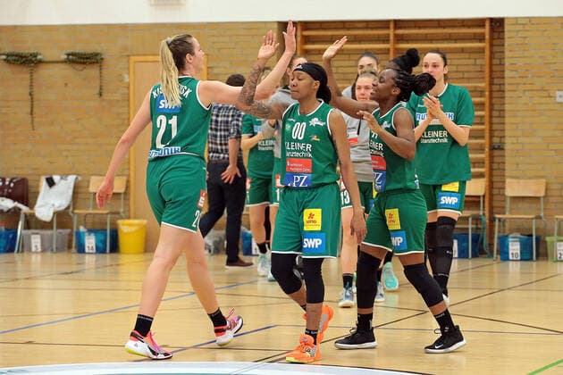 16.04.2021, xovx, Basketball Damen Bundesliga - Playoffs Halbfinale Spiel 2, BC pharmaserv Marburg - Rutronik Stars Keltern v.l. Alexandria Kiss-Rusk (Rutronik Stars Keltern), Jasmine Thomas (Rutronik Stars Keltern) und Emmanuella Mayombo (Rutronik Stars Keltern) bejubeln den 71:63 Sieg in Marburg und den Einzug in das Playoff-Finale Marburg Sporthalle Georg Gaßmann Stadion Hessen Deutschland (DE)