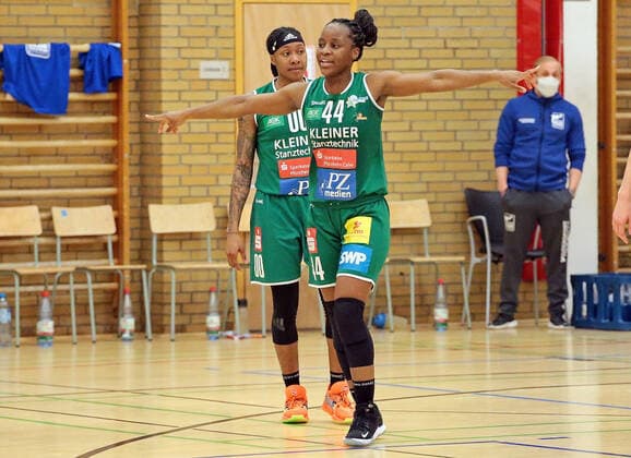 16.04.2021, xovx, Basketball Damen Bundesliga - Playoffs Halbfinale Spiel 2, BC pharmaserv Marburg - Rutronik Stars Keltern Die Spielerinnen der Rutronik Stars Keltern bejubeln den Einzug in die Playoffs-Finals. v.l. Jasmine Thomas (Rutronik Stars Keltern), Emmanuella Mayombo (Rutronik Stars Keltern) Marburg Sporthalle Georg Gaßmann Stadion Hessen Deutschland (DE)