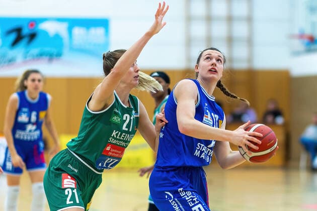 BC Pharmaserv Marburg vs. Rutronik Stars Keltern - Toyoto DBBL - Saison 2020 2021 Johanna Klug (BC Pharmaserv Marburg 12) am Ball gegen Alexandria Kiss-Rusk (Rutronik Stars Keltern 21). Marburg Sporthalle Georg-Gaßmann-Stadion Hessen Germany