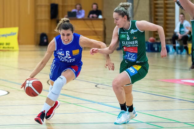 BC Pharmaserv Marburg vs. Rutronik Stars Keltern - Toyoto DBBL - Saison 2020 2021 Theresa Simon (BC Pharmaserv Marburg 6) am Ball gegen Milica Deura (Rutronik Stars Keltern 5). Marburg Sporthalle Georg-Gaßmann-Stadion Hessen Germany