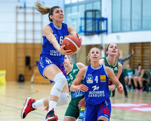 BC Pharmaserv Marburg vs. Rutronik Stars Keltern - Toyoto DBBL - Saison 2020 2021 Theresa Simon (BC Pharmaserv Marburg 6) am Ball beim Korbwurf. Marburg Sporthalle Georg-Gaßmann-Stadion Hessen Germany