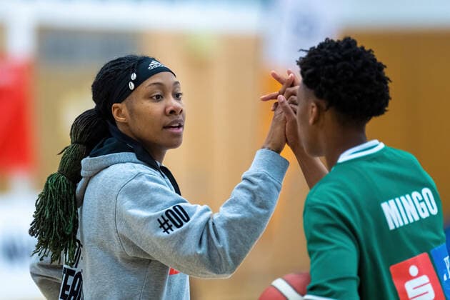 BC Pharmaserv Marburg vs. Rutronik Stars Keltern - Toyoto DBBL - Saison 2020 2021 Jasmine Thomas (Rutronik Stars Keltern 00) klatscht mit Tayler Mingo (Rutronik Stars Keltern 14) ab. Marburg Sporthalle Georg-Gaßmann-Stadion Hessen Germany