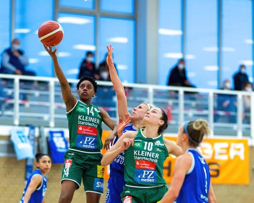 BC Pharmaserv Marburg vs. Rutronik Stars Keltern - Toyoto DBBL - Saison 2020 2021 Tayler Mingo (Rutronik Stars Keltern 14) am Ball beim Korbwurf gegen Marie Bertholdt (BC Pharmaserv Marburg 4, mitte). Marburg Sporthalle Georg-Gaßmann-Stadion Hessen Germany