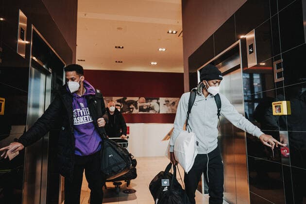 Basketball 16.04.2021 Saison 2020 2021 MagentaSport BBL Pokal: Anreise MagentaSport BBL Pokal: Der Pokal Basketball 16.04.2021 Saison 2020 2021 MagentaSport BBL Pokal: Anreise BG Göttingen nur redaktionelle Verwendung - kommerzielle Verwendung Nutzung nur nach Absprache mit dem Fotografen. München Deutschland
