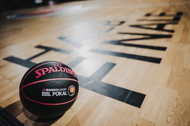 Basketball 16.04.2021 Saison 2020 2021 MagentaSport BBL Pokal: Anreise MagentaSport BBL Pokal: Der Pokal Basketball 16.04.2021 Saison 2020 2021 MagentaSport BBL Pokal Der Pokal nur redaktionelle Verwendung - kommerzielle Verwendung Nutzung nur nach Absprache mit dem Fotografen. München Deutschland