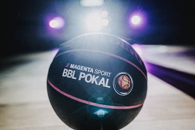Basketball 16.04.2021 Saison 2020 2021 MagentaSport BBL Pokal: Anreise MagentaSport BBL Pokal: Der Pokal Basketball 16.04.2021 Saison 2020 2021 MagentaSport BBL Pokal Der Pokal nur redaktionelle Verwendung - kommerzielle Verwendung Nutzung nur nach Absprache mit dem Fotografen. München Deutschland