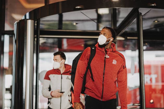 Basketball 16.04.2021 Saison 2020 2021 MagentaSport BBL Pokal: Anreise MagentaSport BBL Pokal: Der Pokal Basketball 16.04.2021 Saison 2020 2021 MagentaSport BBL Pokal: Anreise Jalen Reynolds, FC Bayern München nur redaktionelle Verwendung - kommerzielle Verwendung Nutzung nur nach Absprache mit dem Fotografen. München Deutschland