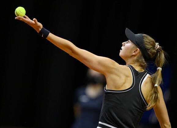 Alexandra Vecic ((GER) Aktion Aufschlag Qualifikation Tennis Damen Porsche-Cup Porsche Tennis Grand Prix GP Stuttgart 2021 Porsche-Arena 17.04.2021 Porsche Tennis Grand Prix Stuttgart 2021