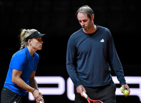 Angelique KERBER (GER) Training mit Trainer Torben Beltz (rechts) Qualifikation Tennis Damen Porsche-Cup Porsche Tennis Grand Prix GP Stuttgart 2021 Porsche-Arena 17.04.2021 Porsche Tennis Grand Prix Stuttgart 2021