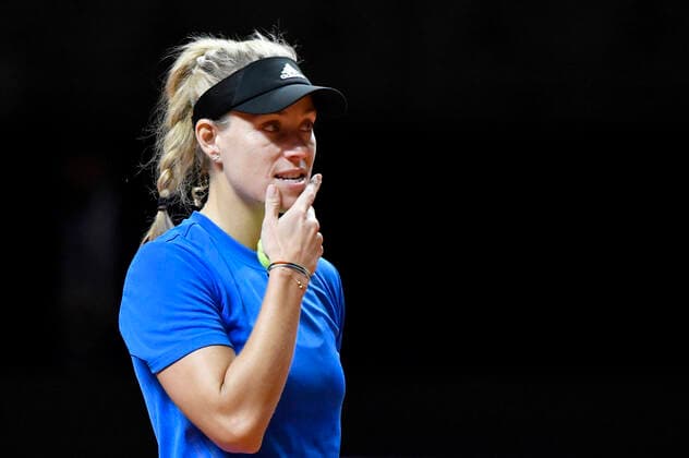Sport Themen der Woche KW15 Angelique KERBER (GER) Training nachdenklich Gestik, Geste Qualifikation Tennis Damen Porsche-Cup Porsche Tennis Grand Prix GP Stuttgart 2021 Porsche-Arena 17.04.2021 Porsche Tennis Grand Prix Stuttgart 2021