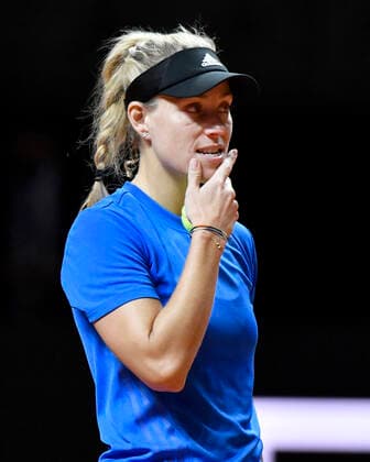 Angelique KERBER (GER) Training nachdenklich Gestik, Geste Qualifikation Tennis Damen Porsche-Cup Porsche Tennis Grand Prix GP Stuttgart 2021 Porsche-Arena 17.04.2021 Porsche Tennis Grand Prix Stuttgart 2021