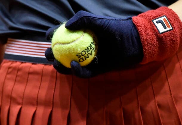 Ballmädchen Ballkinder mit Handschuhen und Schutzmaske Detail Qualifikation Tennis Damen Porsche-Cup Porsche Tennis Grand Prix GP Stuttgart 2021 Porsche-Arena 17.04.2021 Porsche Tennis Grand Prix Stuttgart 2021