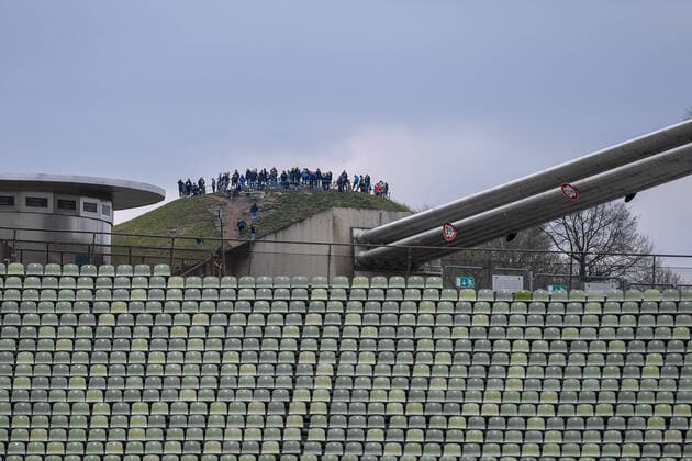Bilder des Jahres 2021, Sport 04 April Sport Themen der Woche KW15 Sport Bilder des Tages Fans des TSV 1860 München beobachten das Spiel vom Olympiaberg aus, 17.04.2021, München (Deutschland), Fussball, 3. Liga, Türkgücü München - TSV 1860 München, DFB DFL REGULATIONS PROHIBIT ANY USE OF PHOTOGRAPHS AS IMAGE SEQUENCES AND OR QUASI-VIDEO. *** TSV 1860 Munich fans watch the match from Olympiaberg, 17 04 2021, Munich Germany , Football, 3 Liga, Türkgücü Munich TSV 1860 Munich, DFB DFL REGULATES PROHIBIT ANY USE OF PHOTOGRAPHS AS IMAGE SEQUENCES AND OR QUASI VIDEO xslx