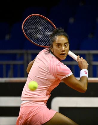 Daniela Seguel (CHI) Aktion Qualifikation Tennis Damen Porsche-Cup Porsche Tennis Grand Prix GP Stuttgart 2021 Porsche-Arena 17.04.2021 Porsche Tennis Grand Prix Stuttgart 2021