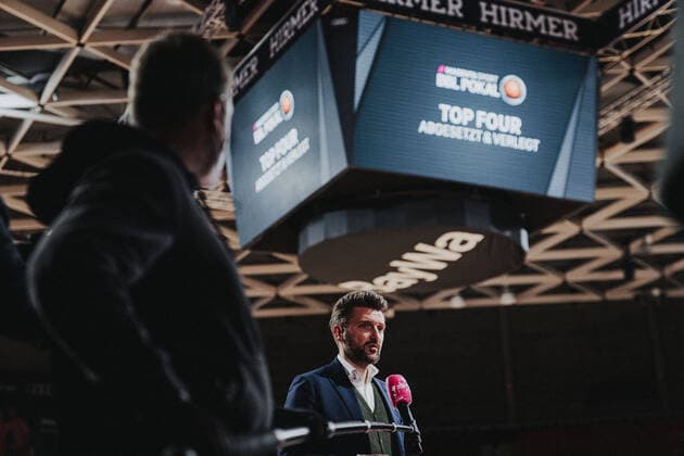 Basketball 17.04.2021 Saison 2020 2021 MagentaSport BBL Pokal: 1. Halbfinale Ratiopharm Ulm - FC Bayern München Basketball 17.04.2021 Saison 2020 2021 MagentaSport BBL Pokal: 1. Halbfinale Ratiopharm Ulm - FC Bayern München Marko Pesic, Geschäftsführer FC Bayern Basketball nur redaktionelle Verwendung - kommerzielle Verwendung Nutzung nur nach Absprache mit dem Fotografen. München Deutschland