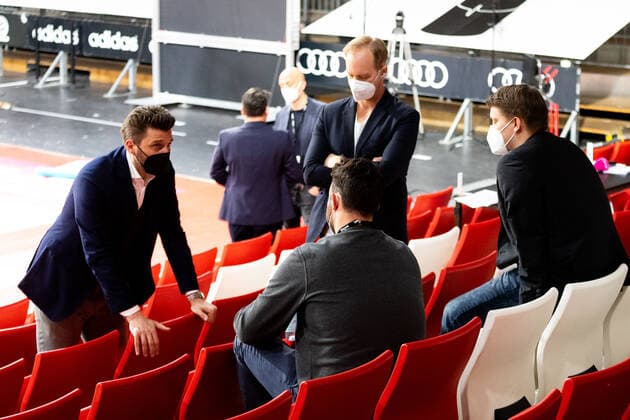 Marko Pesic (Links im Bild) Chief Executive Officer vom FC Bayern Muenchen diskutiert mit seinen Kollegen ueber die Absage der Pokalspiele am 17.04 und 18.04. Wegen eines Coronafalls bei Alba Berlin. GER, MagentaSport BBL Pokal TOP FOUR, Ratiopharm Ulm vs. FC Bayern Muenchen, easycredit 1.Bundesliga Basketball, Saison 2020 21, 17.04.2021, Halbfinale 1. Spieltag MagentaSport BBL Pokal TOP FOUR, Ratiopharm Ulm vs. FC Bayern Muenchen, 1.Basketball Bundesliga Muenchen Copyright: xEibner-Pressefoto RogerxBuerkex EP_EER