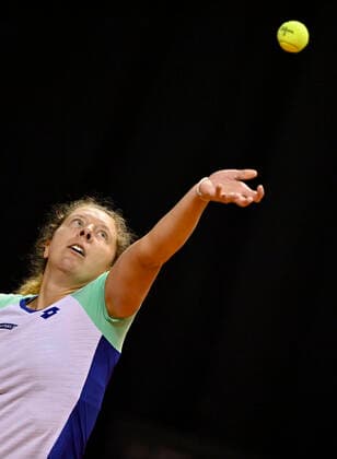 Anna-Lena Friedsam (GER) Aktion Aufschlag Qualifikation Runde 1 Tennis Damen Porsche-Cup Porsche Tennis Grand Prix GP Stuttgart 2021 Porsche-Arena 17.04.2021 Porsche Tennis Grand Prix Stuttgart 2021