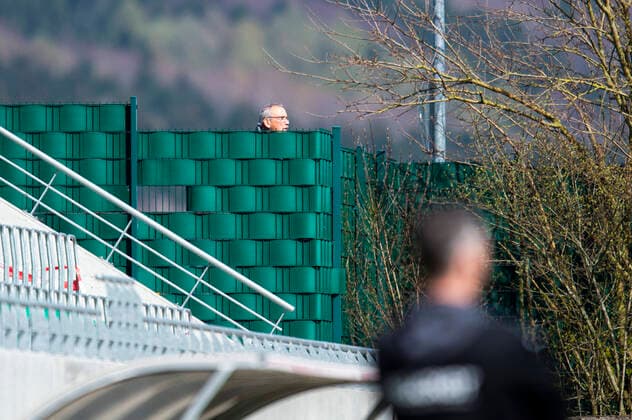 17.04.2021 - Fußball, 2020 2021, Regionalliga West, 36. Spieltag, SV Rödinghausen - Bonner SC: Fan schaut hinter Gittern Rödinghausen Nordrhein-Westfalen Deutschland Häcker Wiehenstadion